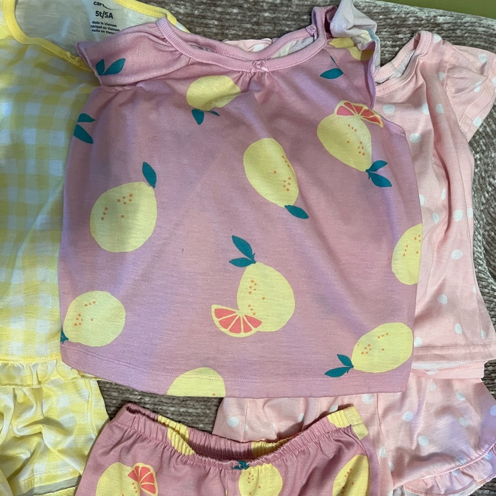 SET of 3 Pairs of matching Pajama top and bottoms. Carter’s brand. 5T Like new